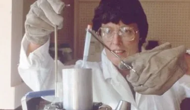 Técnica de laboratorio evaluando semen
